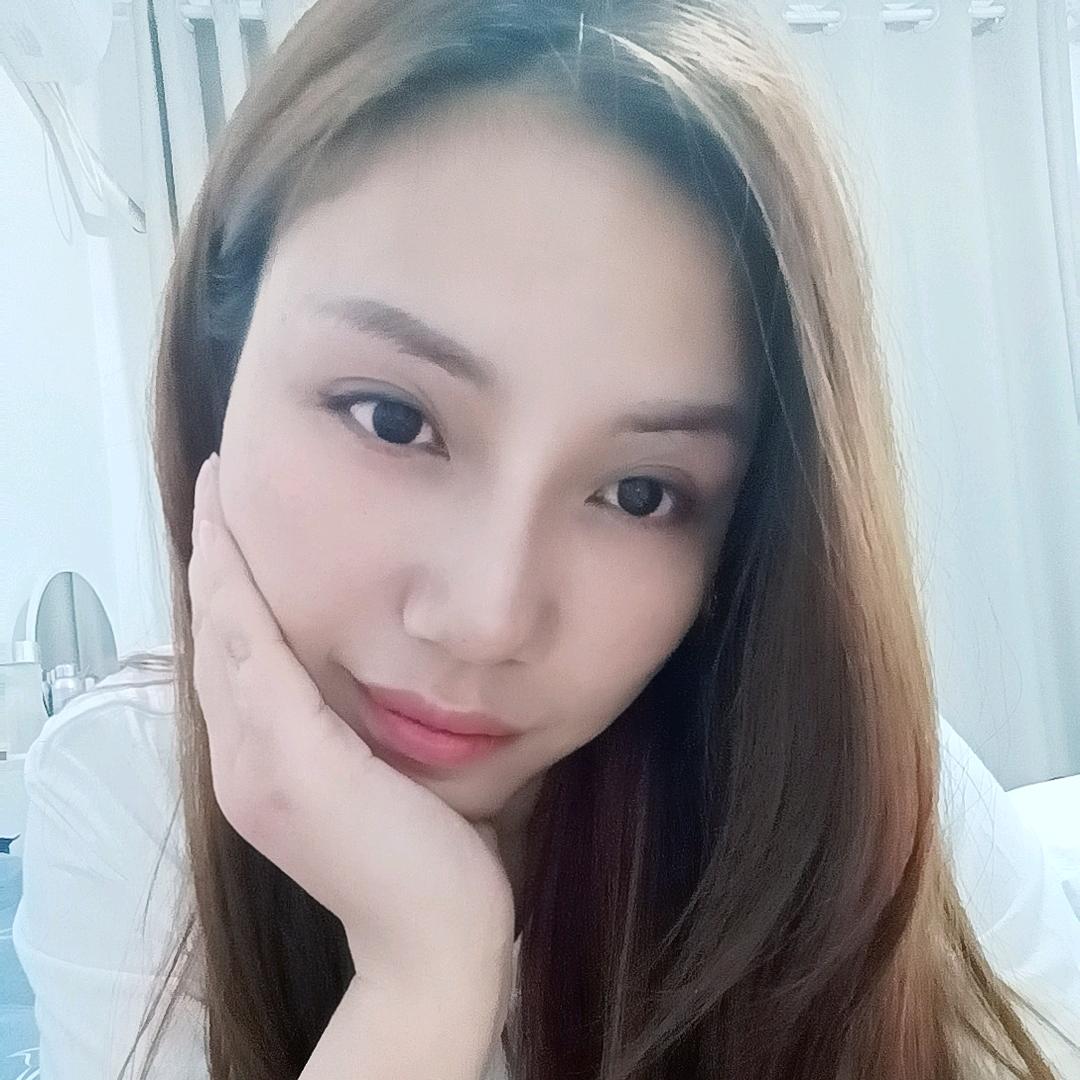 挖机后八轮车队。