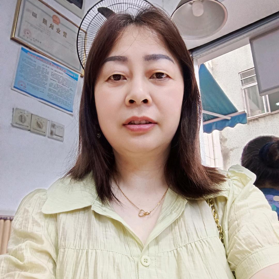 灯光下的女孩