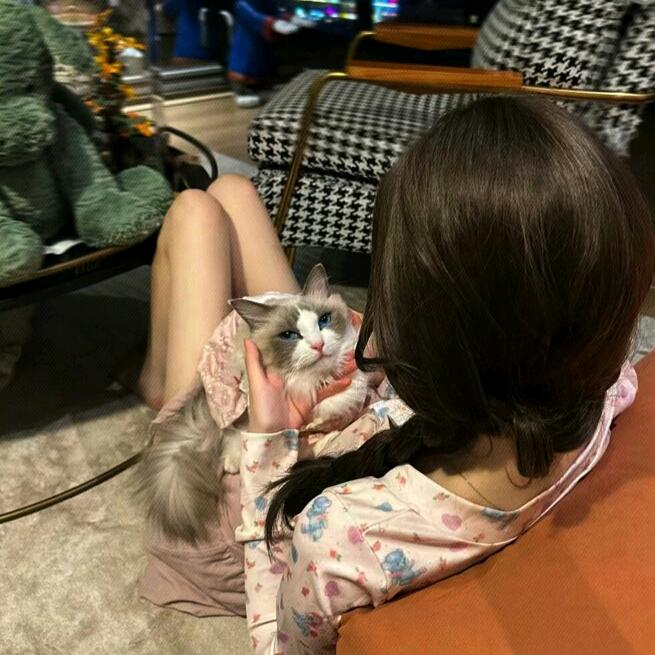 ꒦ິ^꒦ິ