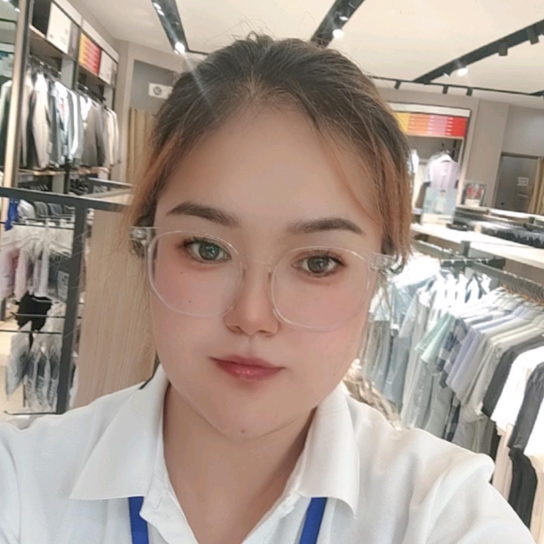 雅鹿博乐店店长海芳