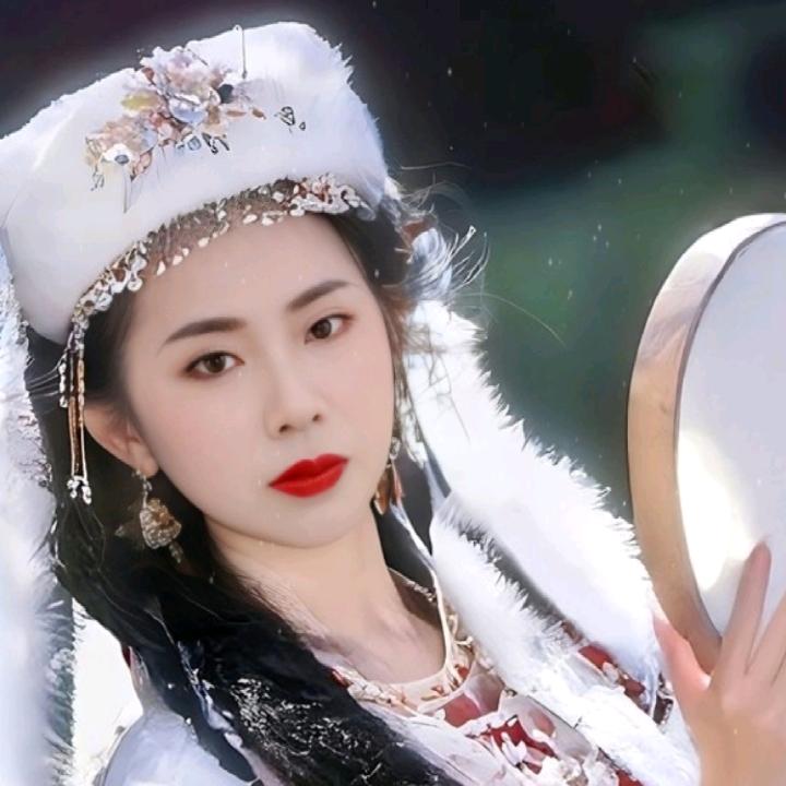 用微笑来掩盖内心的痛