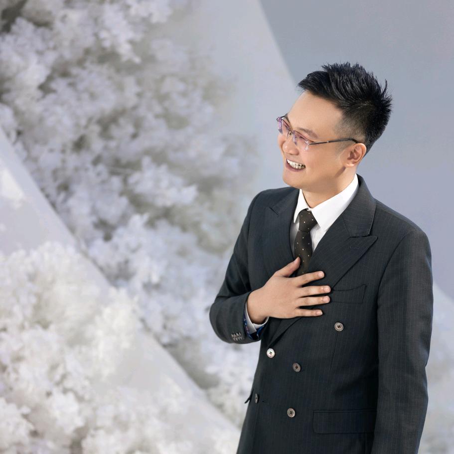 主持人立新