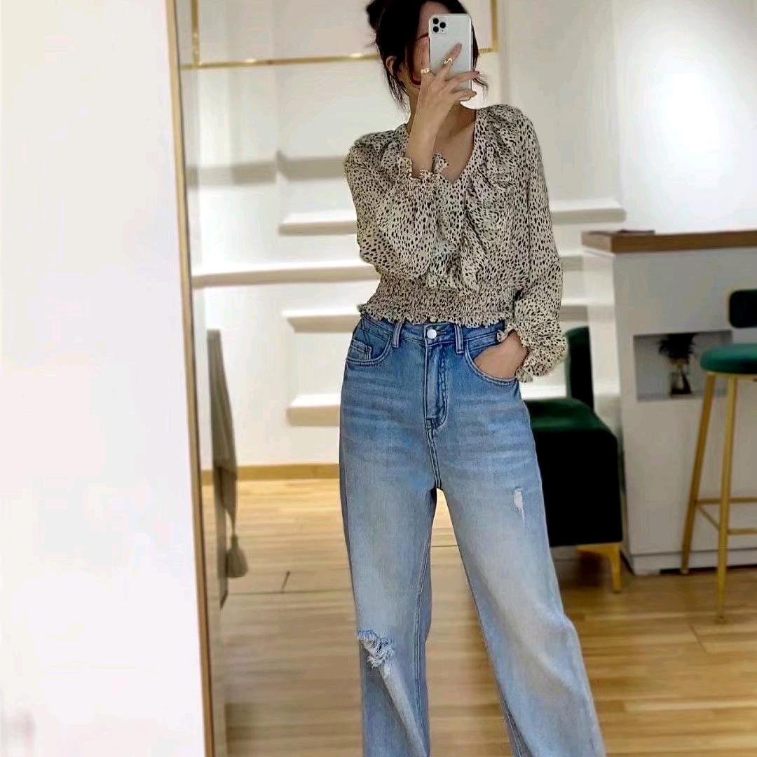 姑娘大步向前走