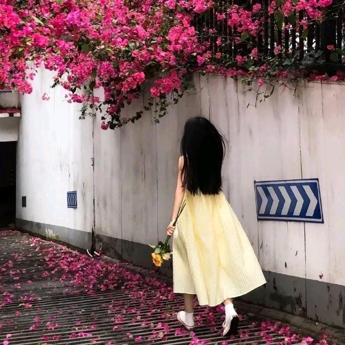 月光落在左手上