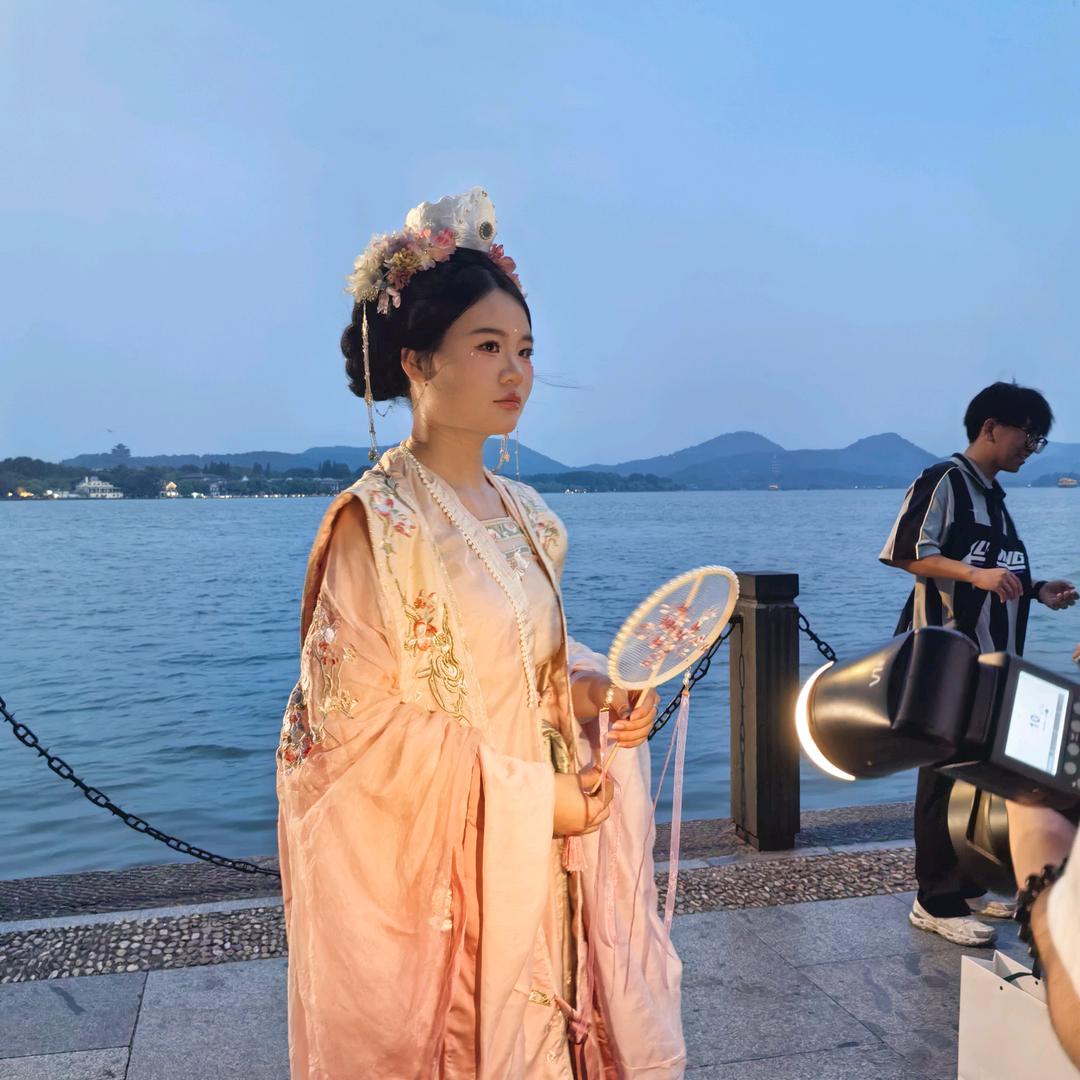 “芳”，看淡所有，“友”