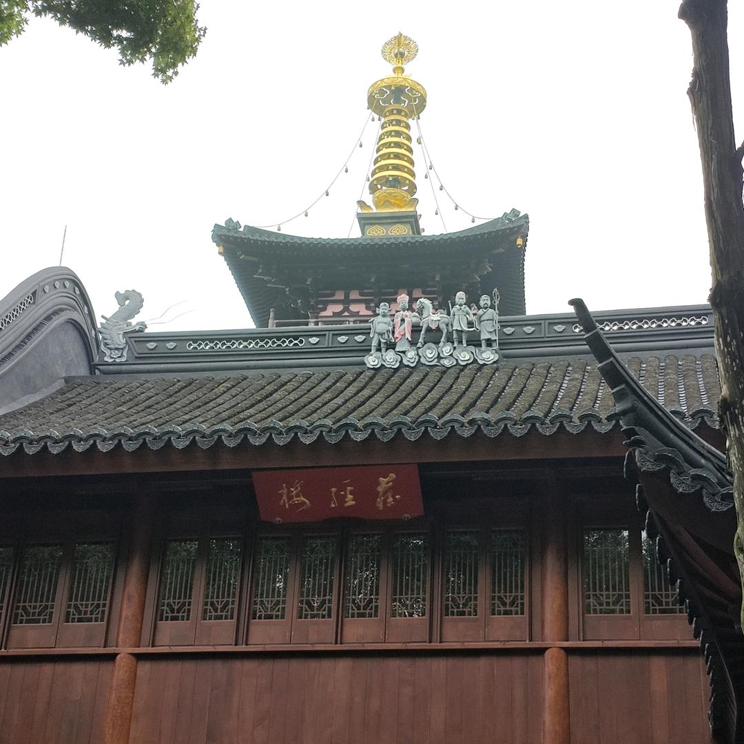 依月