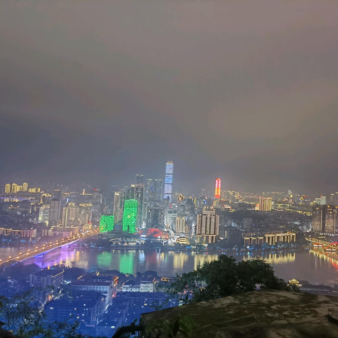 抱着酒瓶的男人