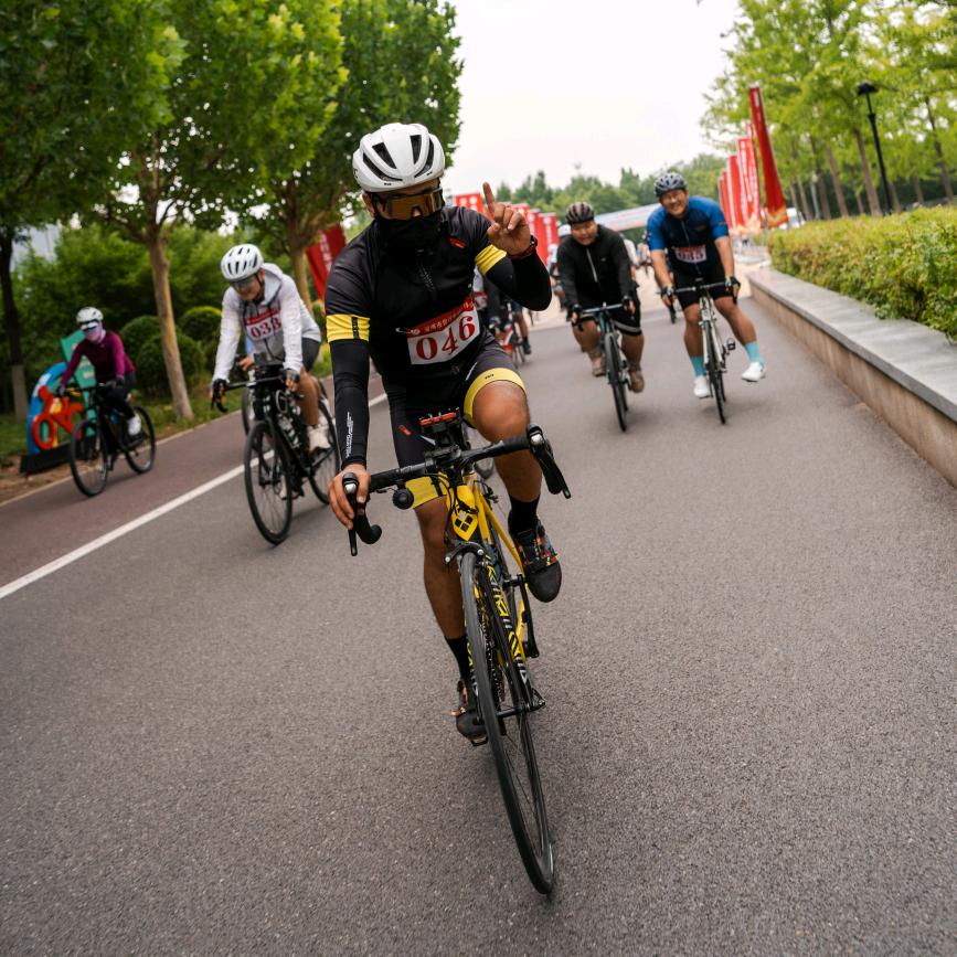 转头发现老婆捡起我的裤衩并贪婪的吮吸起来