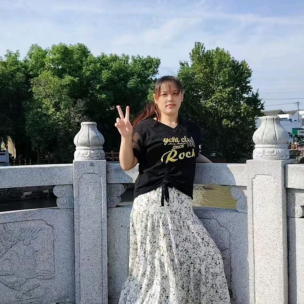 会笑的眼睛真美