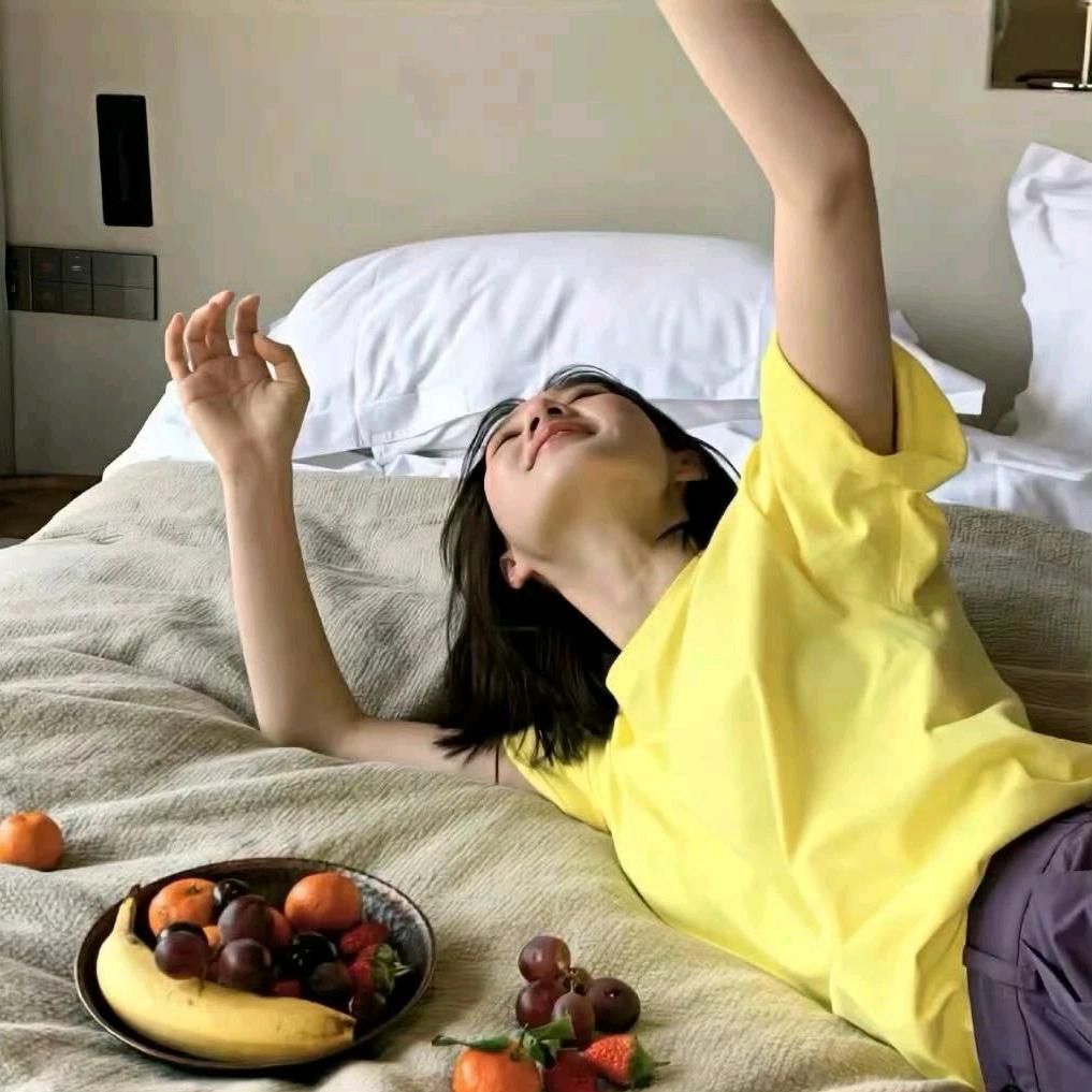 在楼下散步……