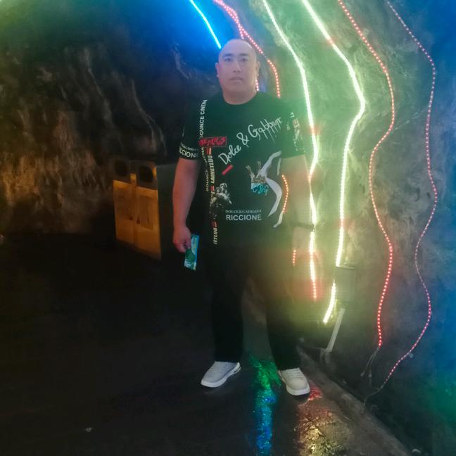 爱情相思一杯酒，人生苦短，把酒倒满，