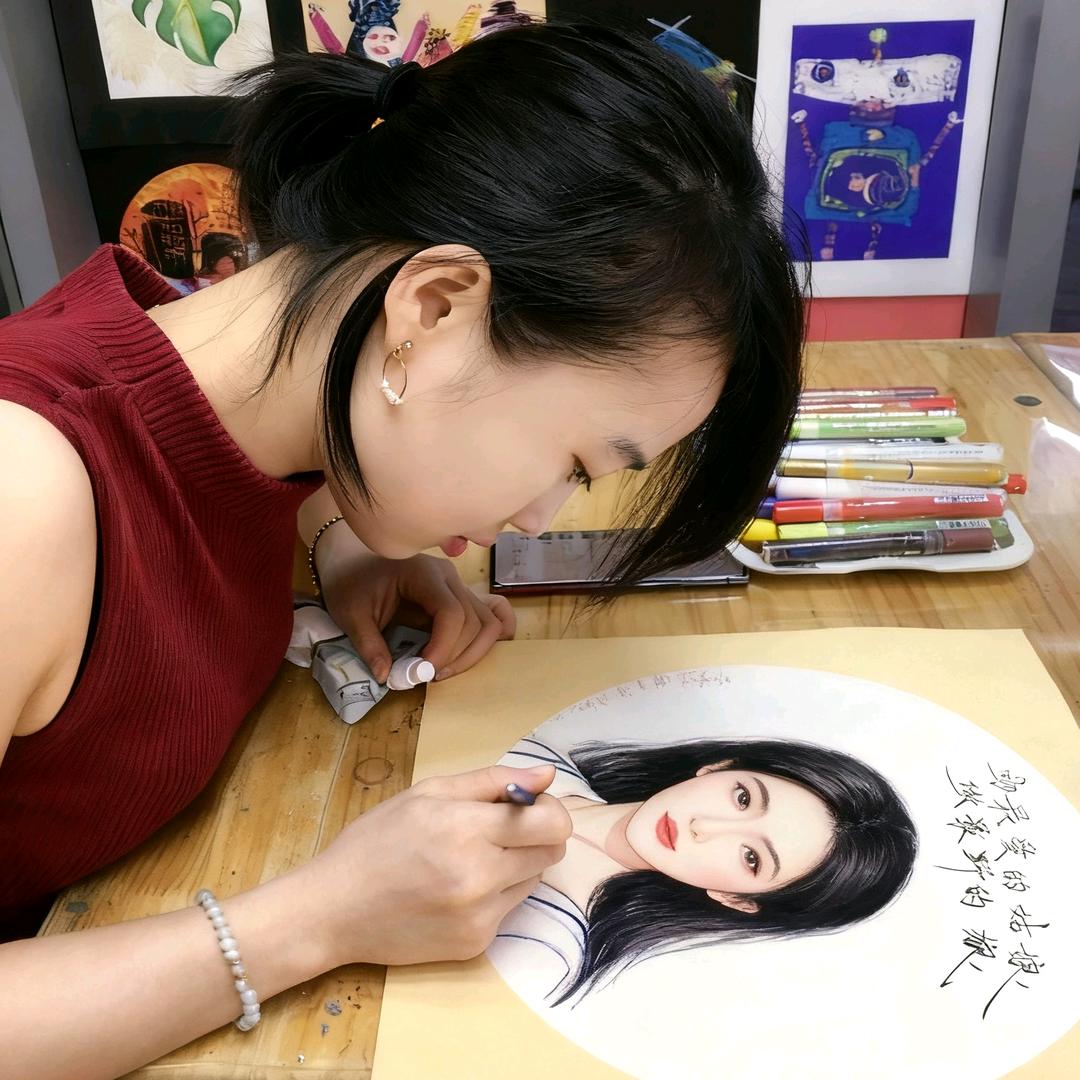 画画老师化妆师艾菲