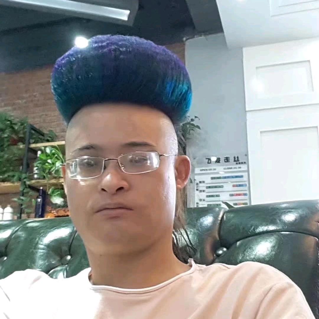 三毛发艺快刀手