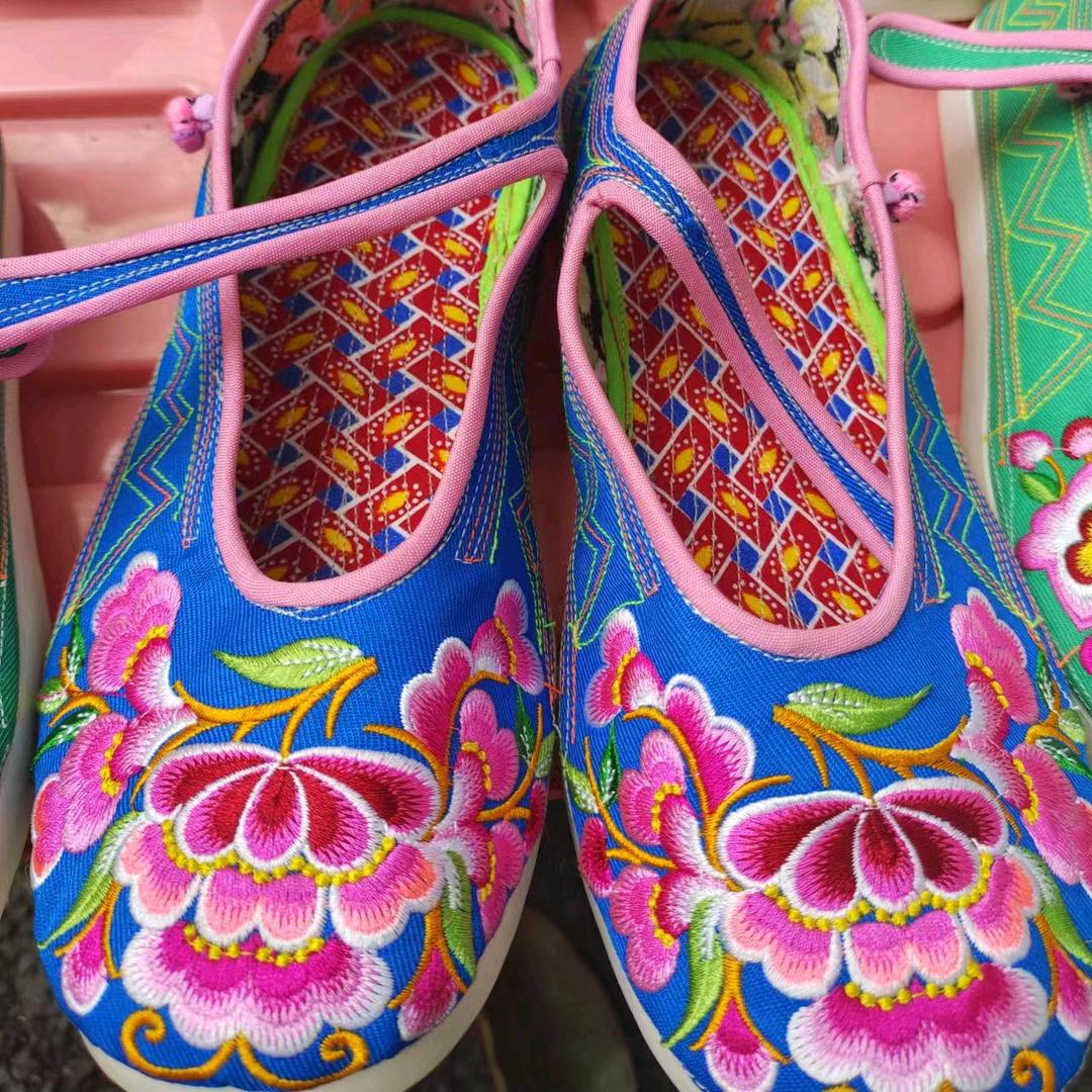 在田东做手工鞋的黄阿姨