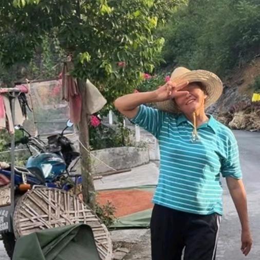 拽拽的张姐