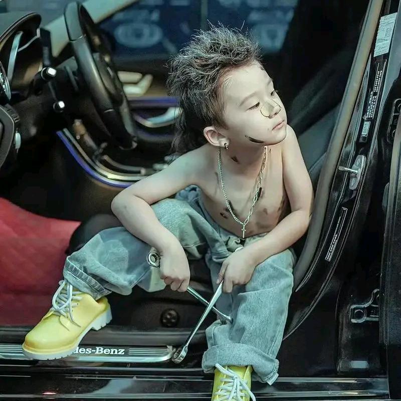 蹲在坟头吓哭鬼