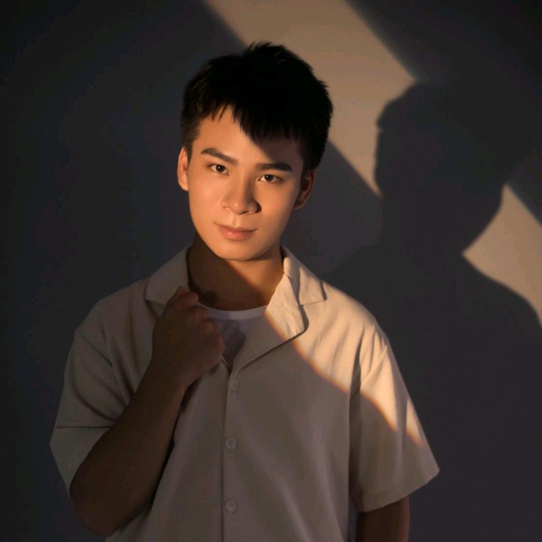 小何同学