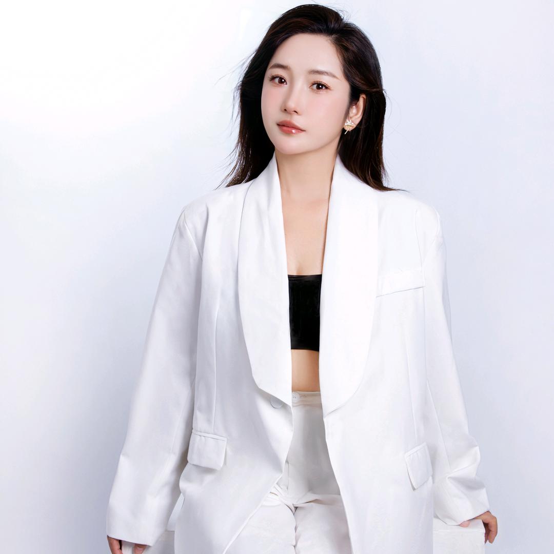 杜桥玲玲 /轮廓美学