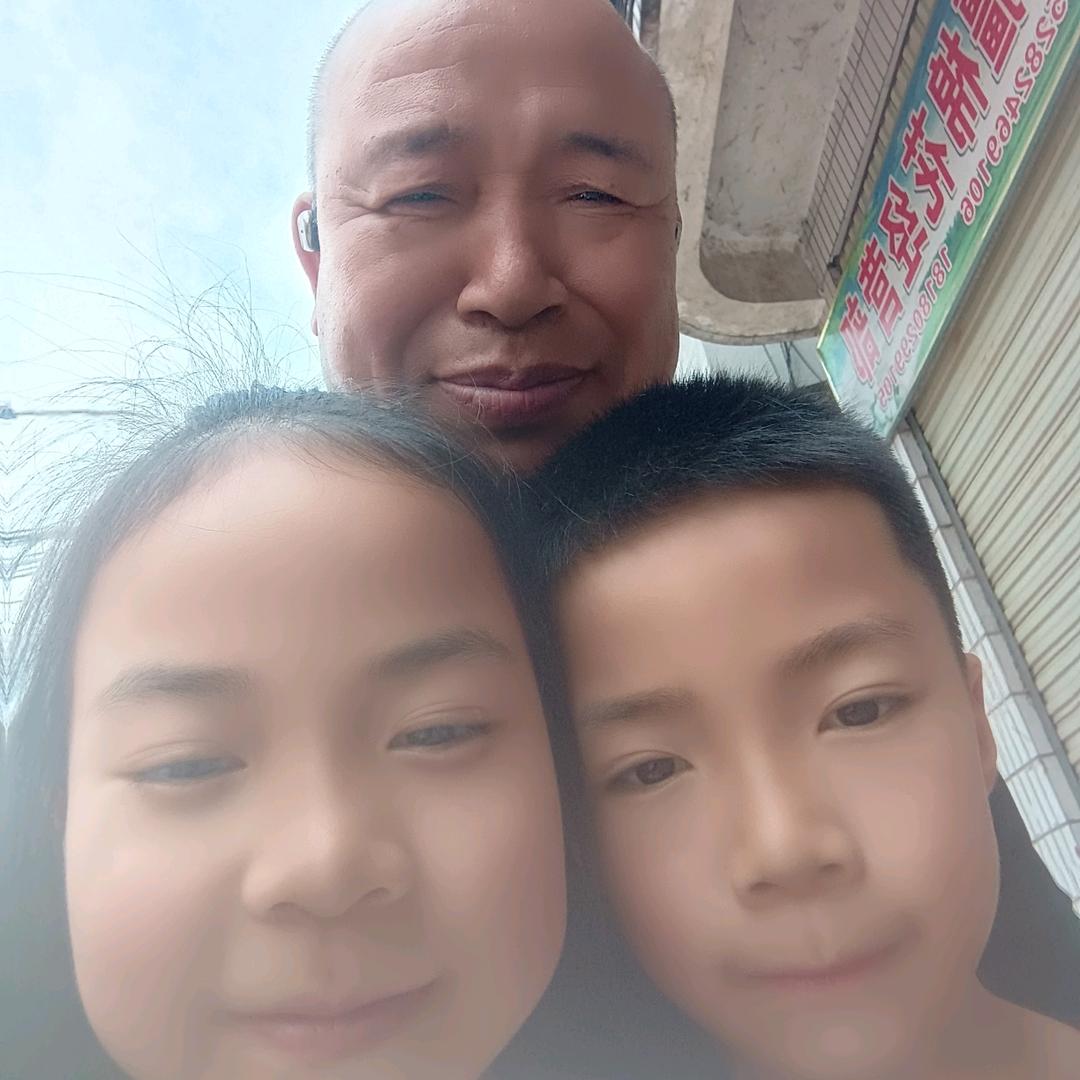 张水泥，《忘了他，卖水泥养你》