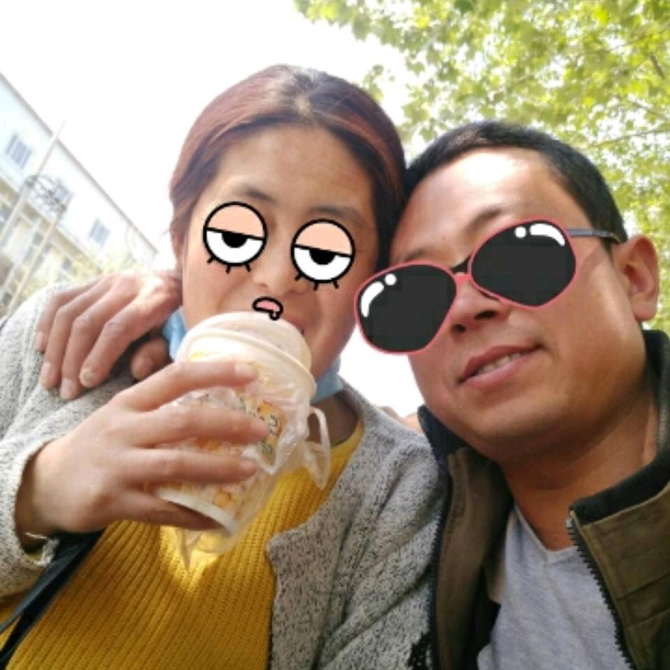 坐石头上看大海