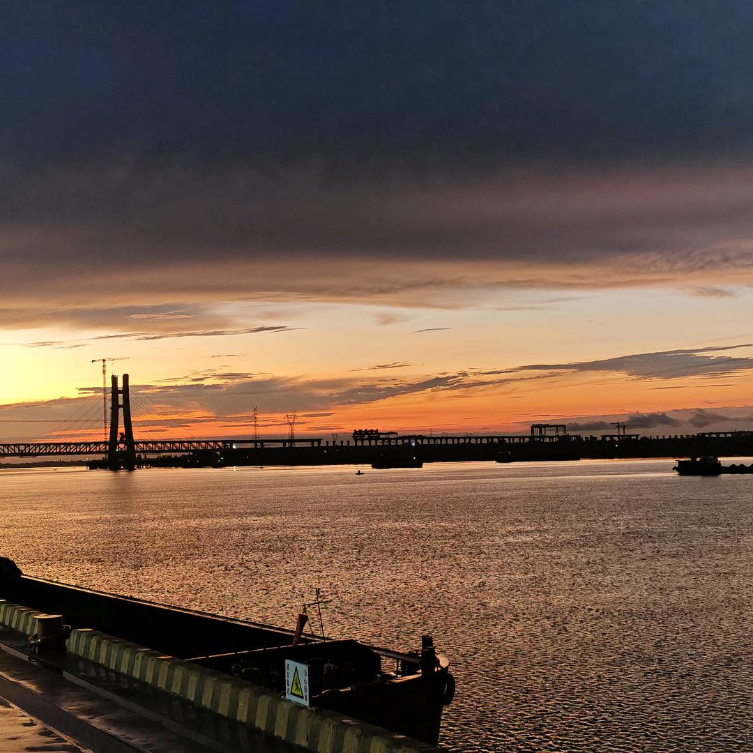 如春水映梨花，