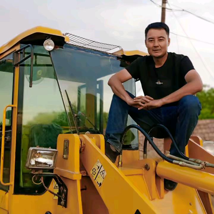 阿地力说铲车