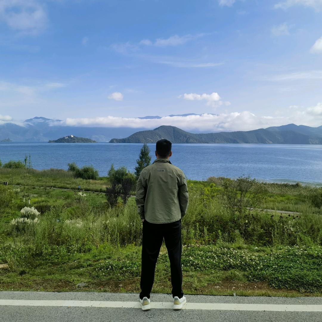 努力唱歌的戒子