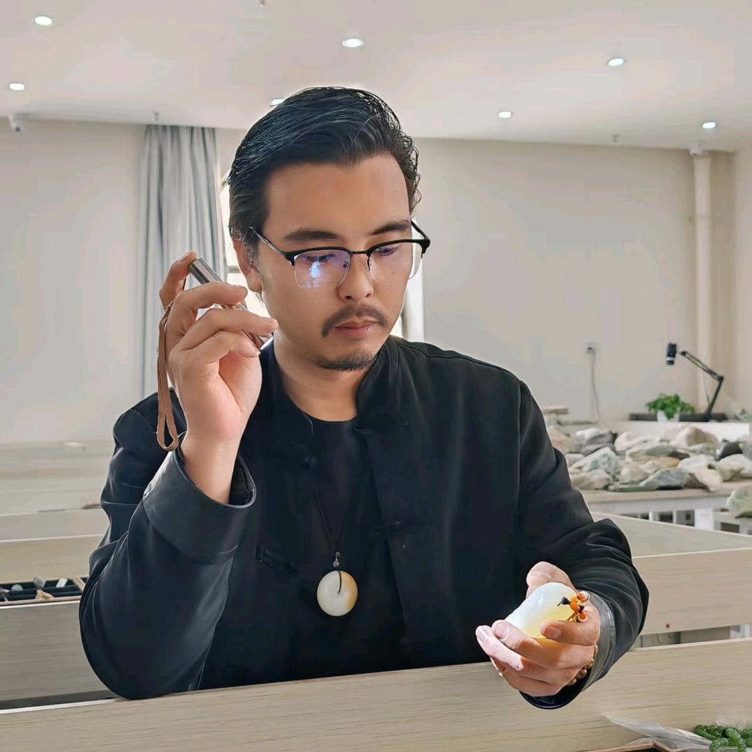 阿阳和田玉-至绚珠宝