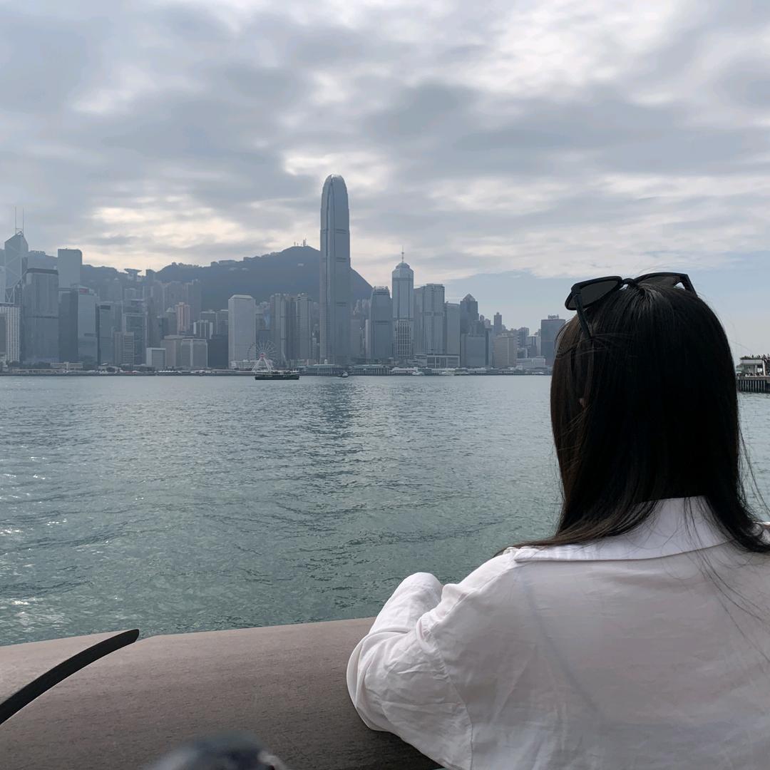 微笑掩饰悲伤