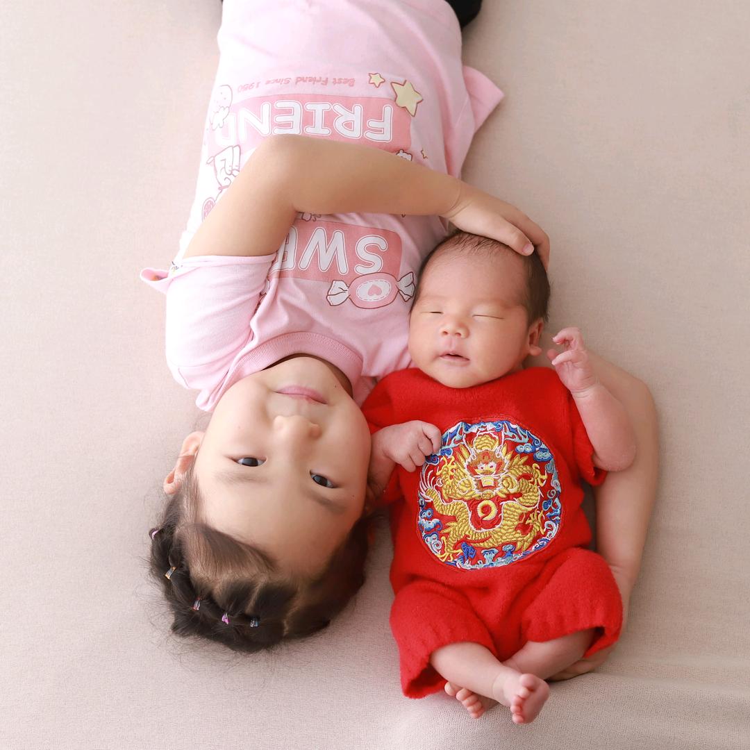一个妈带俩娃