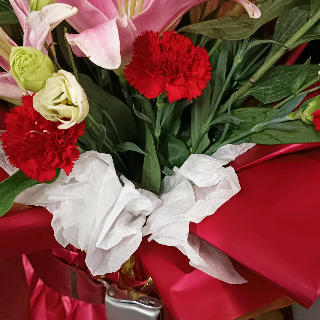 被幸福包围的辣妹子