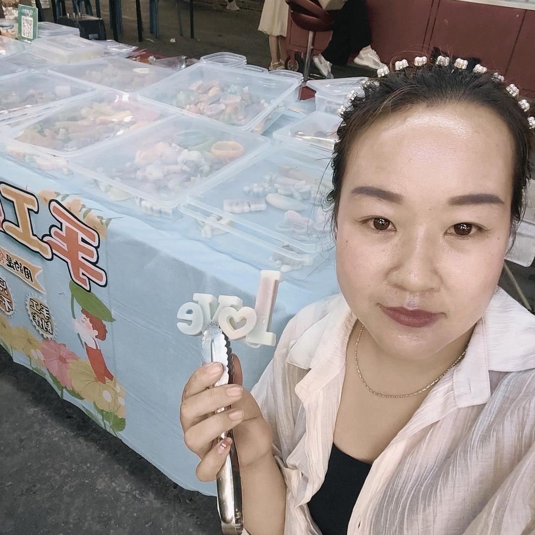 摆摊的小姐姐