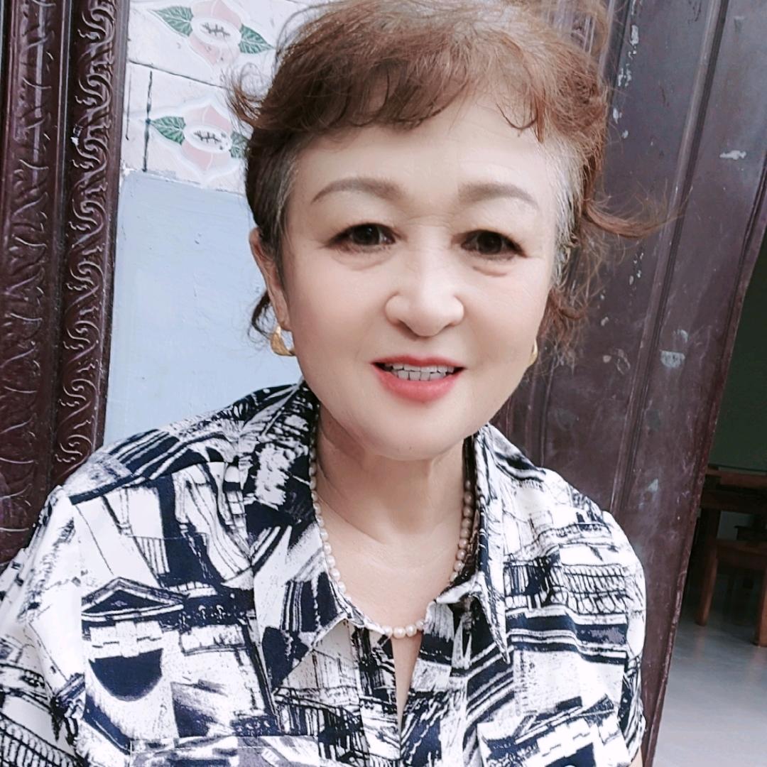 A，💐，农村姑娘。