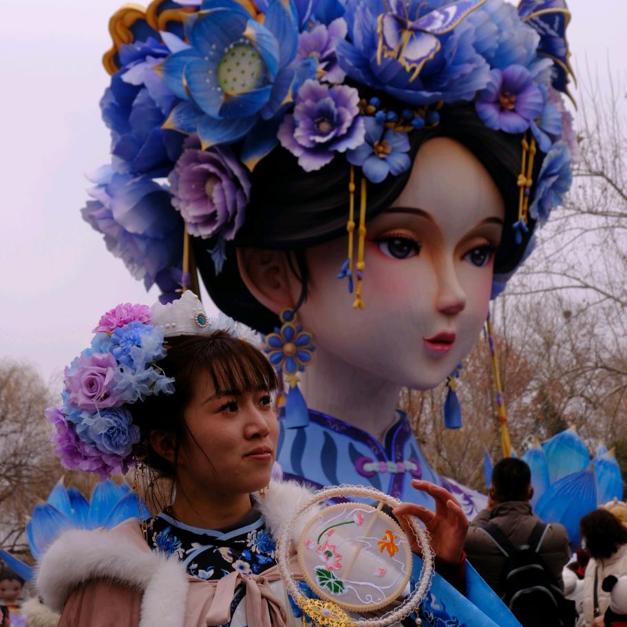 笑起来很甜蜜。