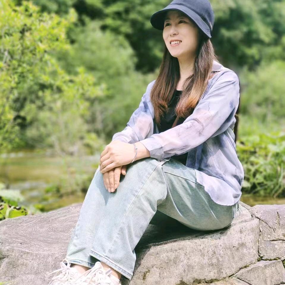 莉莉@