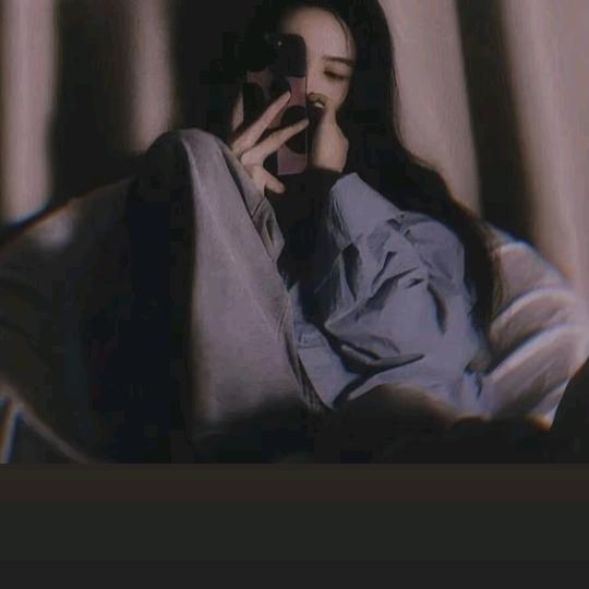 世界太冷。抱紧自己