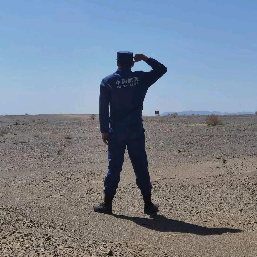 氵亻尹