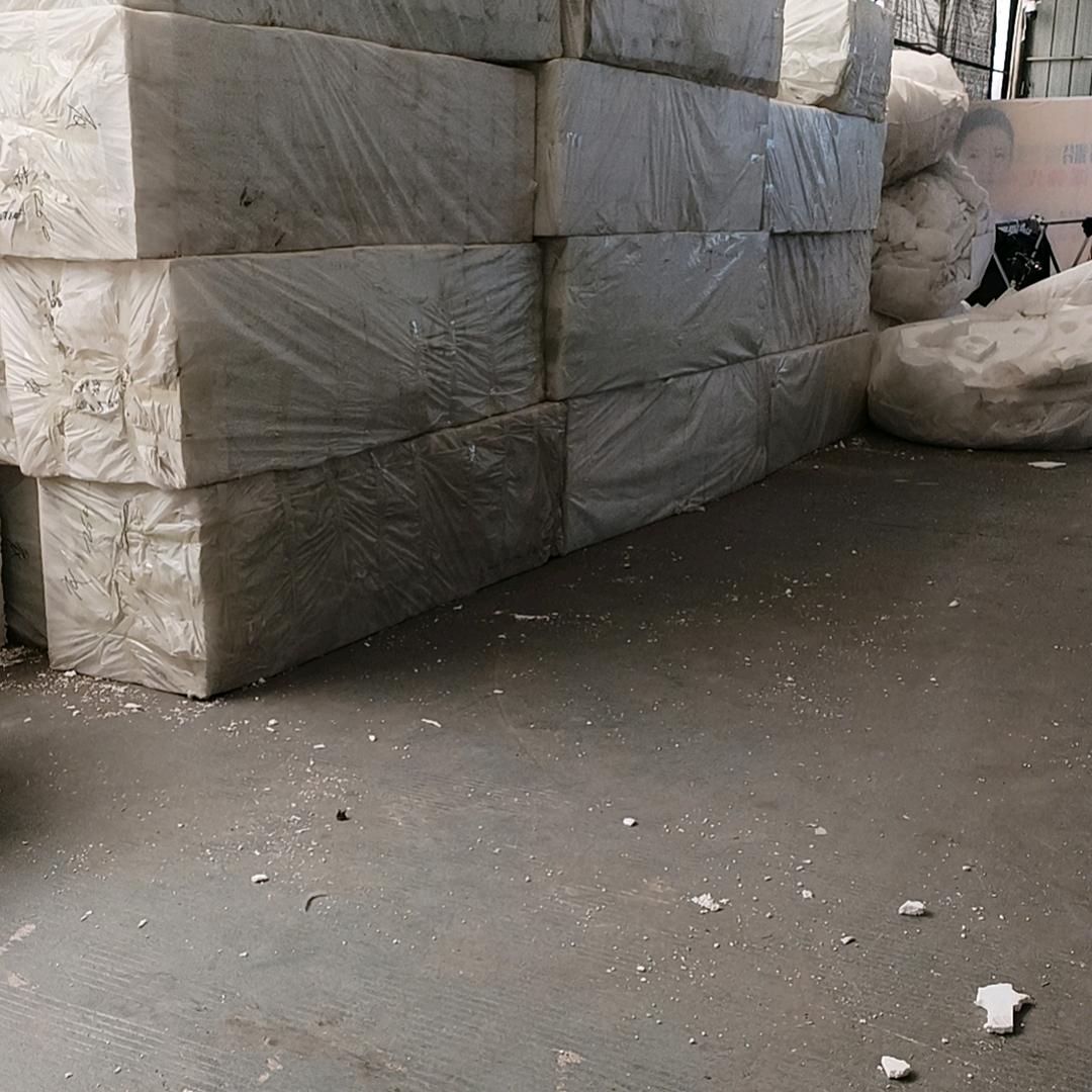 转手泡沫机场地，地址在八达路和海棠路围墙