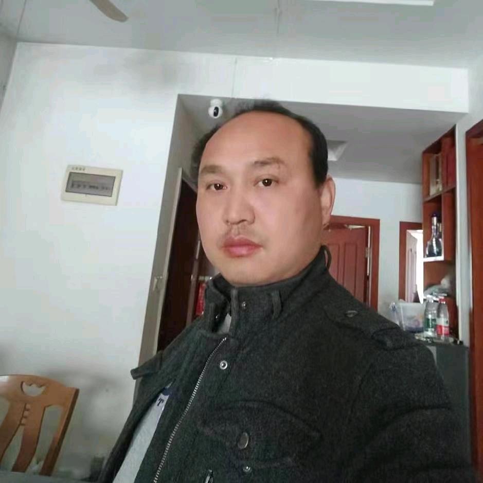 阿甘锅(在工地铺砖)