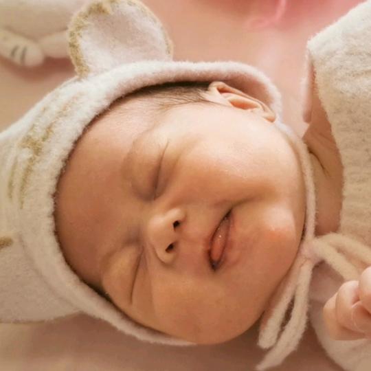 佩奇是个小屁孩😆