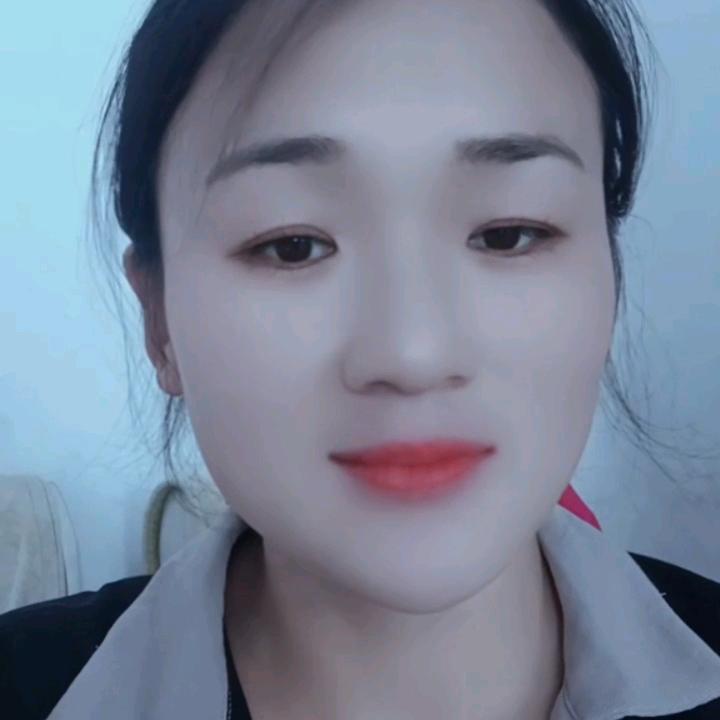 摆摊卖蛋糕的小阿姨
