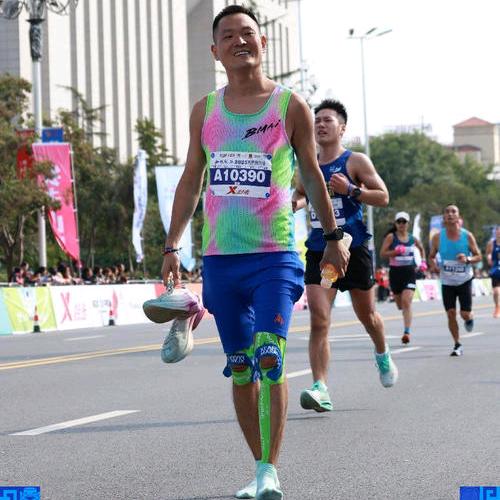 跑步夫妻档-小张（全马冲击 255）