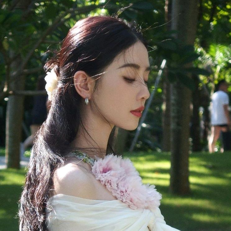 得意小富婆头像