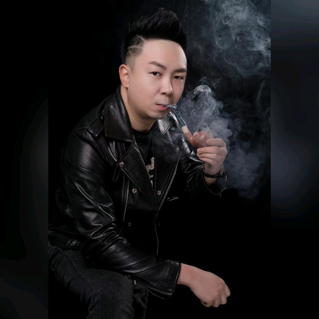 叼着烟斗的影帝🎩