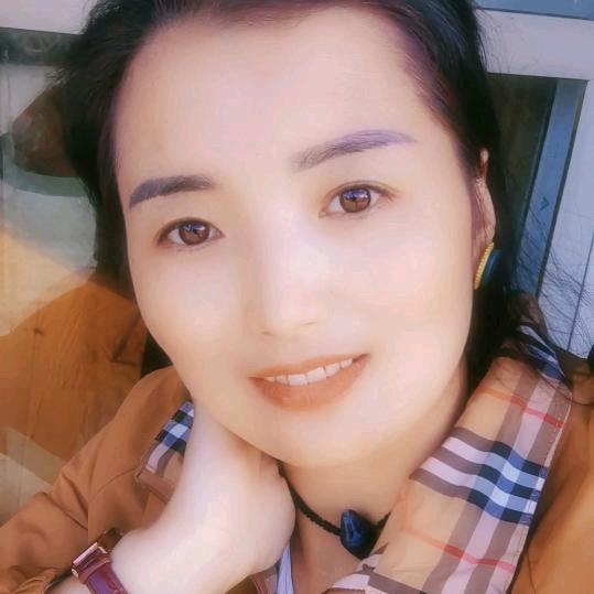 鱼子曲措藏衣店