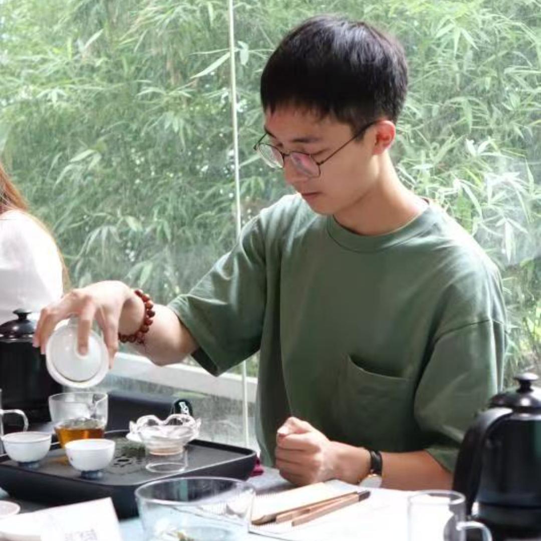 被迫守茶店的小吕