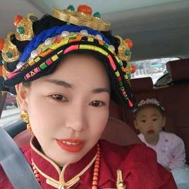 在古尔沟镇做好吃鬼高原牦牛杂火锅的泽央