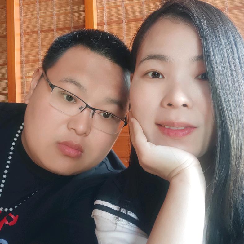 味道沂蒙炒鸡店老板娘