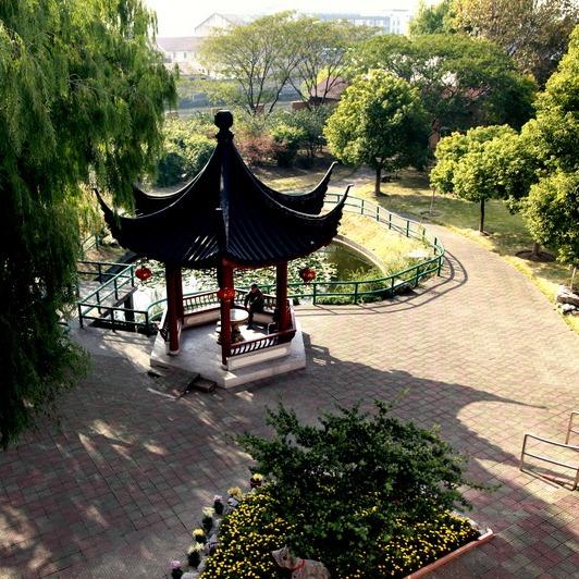 粤专注养老运营隆赫祁