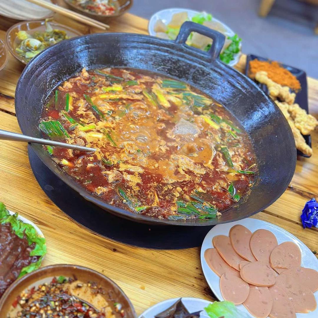 曹黑八地摊火锅店
